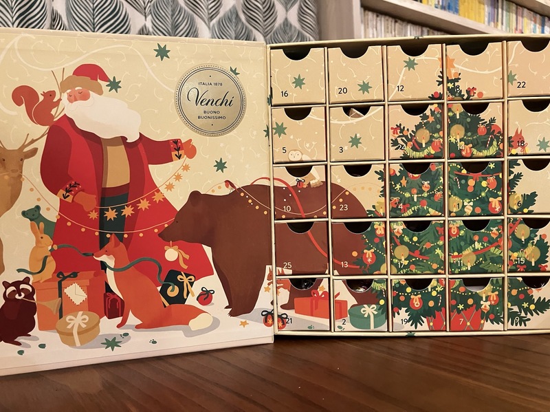 引き出しとともに口を開けます。