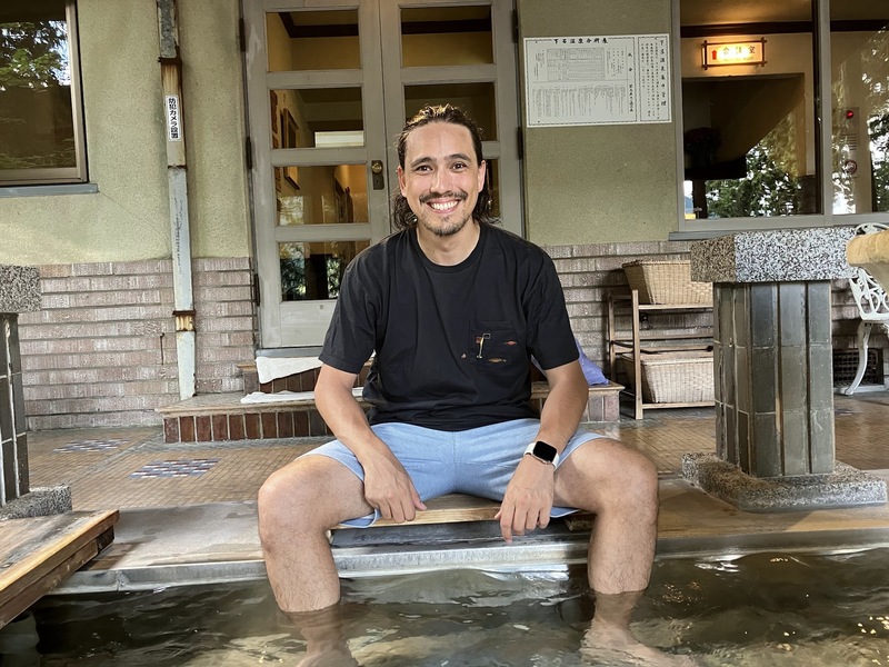 カラスの行水男、足湯でニンマリ